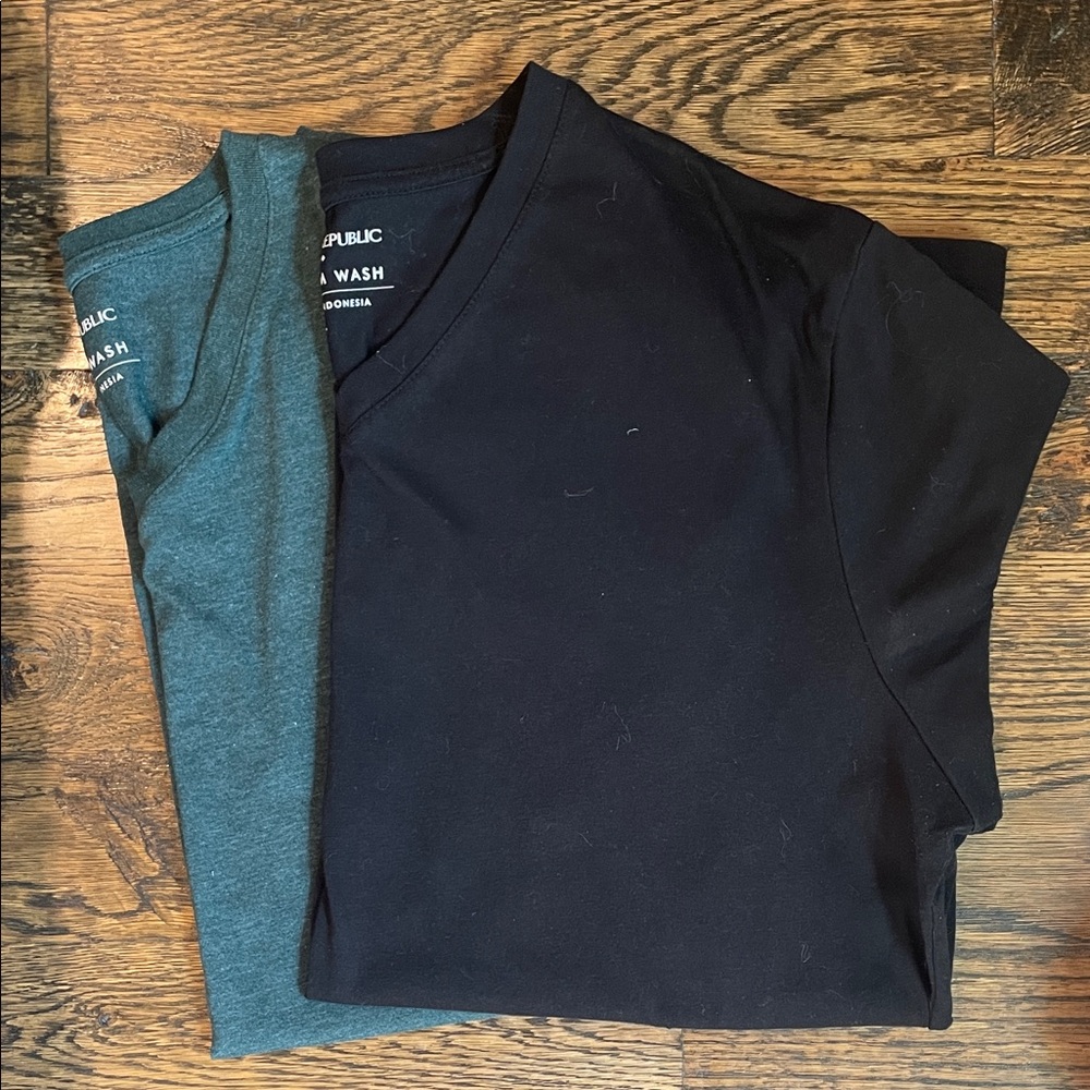 Men’s Banana Republic Black and Green Short Sleeve V Nexk Tees